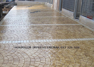 Hormigón impreso en Badajoz moldes adoquín abanico color roble y marron