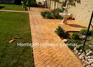 Hormigón impreso en Badajoz,aceras con moldes en espiga color oro y marron