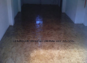 Hormigón impreso en Badajoz,garaje con moldes manta en color roble y marron