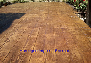 Hormigón impreso Badajoz,patio con moldes imitación madera color corcho y vetas en nogal