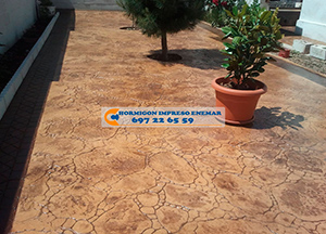 Hormigón impreso en Badajoz,obra en jardin con moldes piedra de río